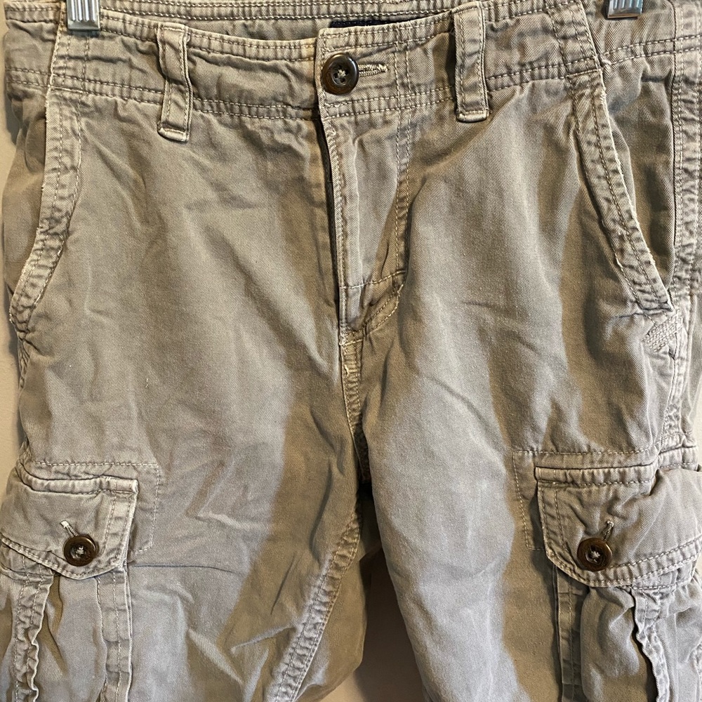 Young men’s American Eagle cargo shorts sz 28